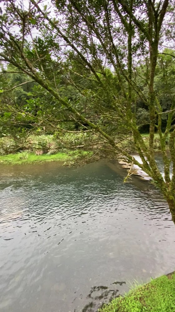 虎霸潭寧靜河流與石列過溪景象