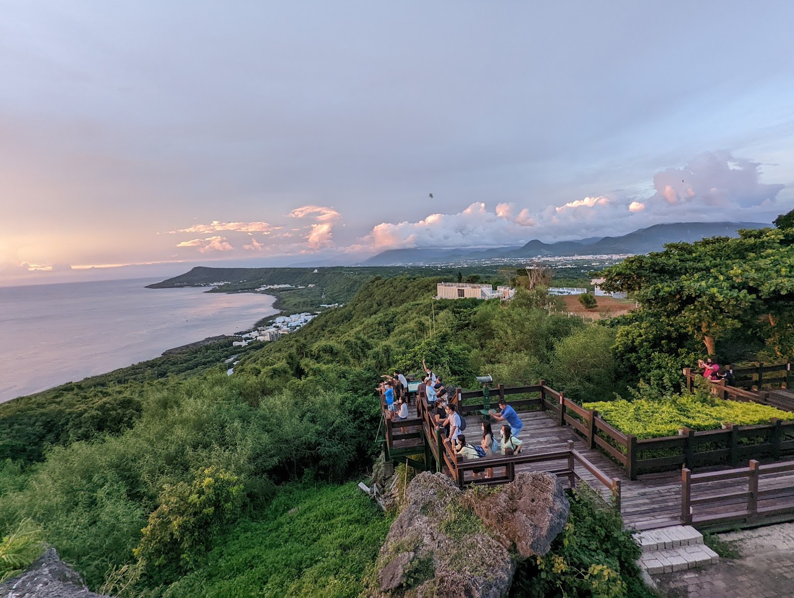 關山木棧觀景台夕陽時分遊客聚集，墾丁夕陽勝地