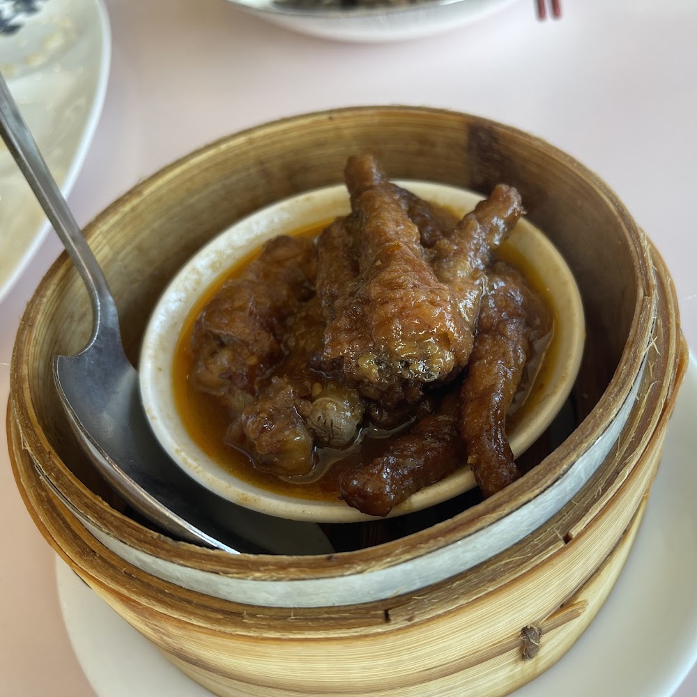 豉汁蒸鳳爪放在竹蒸籠裡色澤誘人