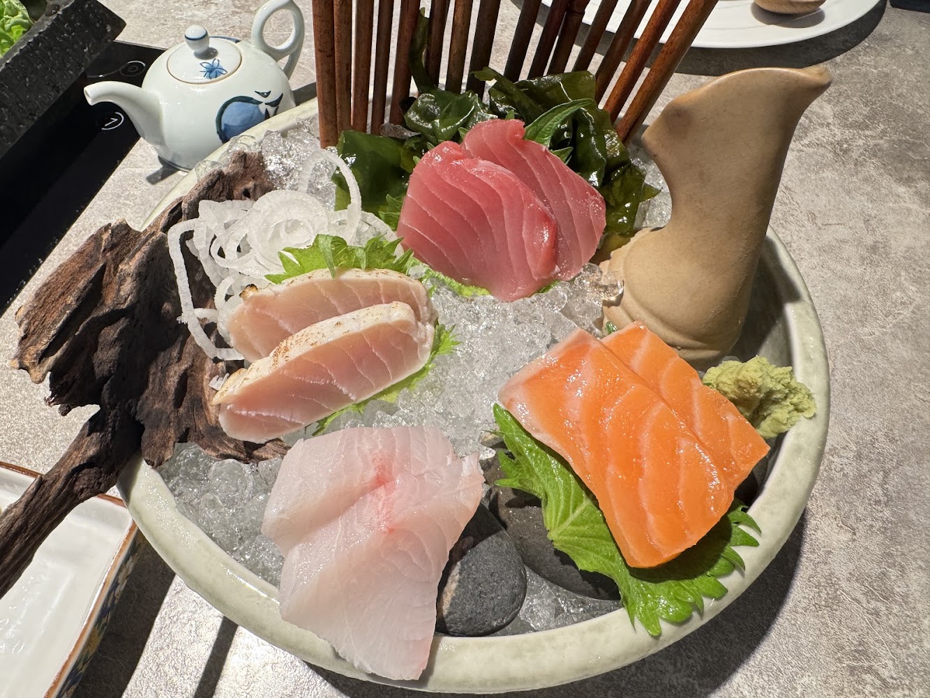元立食堂綜合生魚片拼盤置於碎冰上