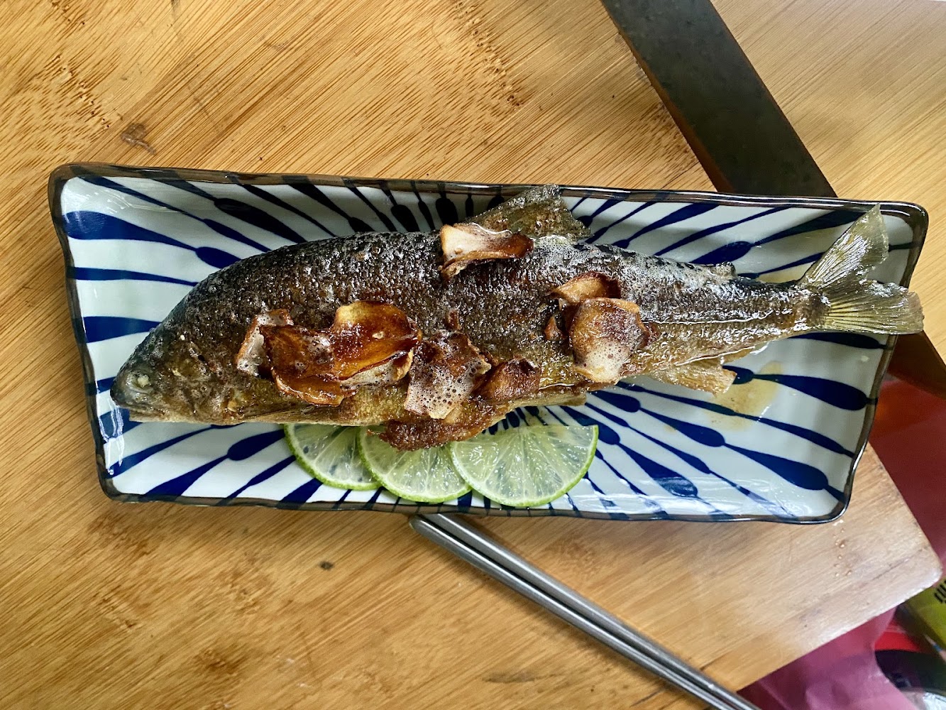 蒜片烤魚料理