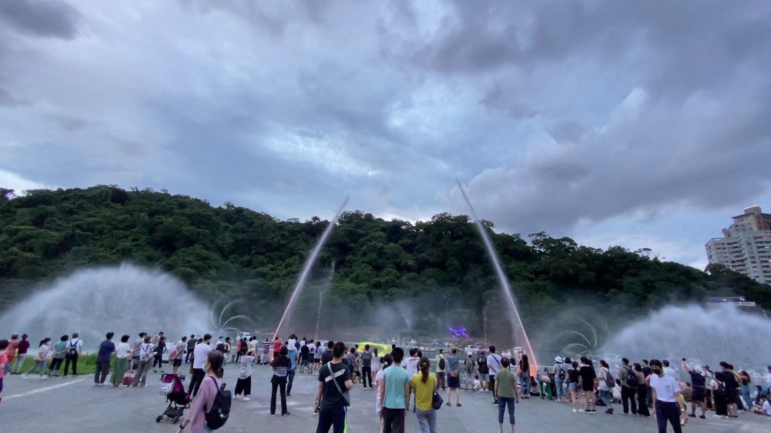 群眾欣賞高空水舞表演