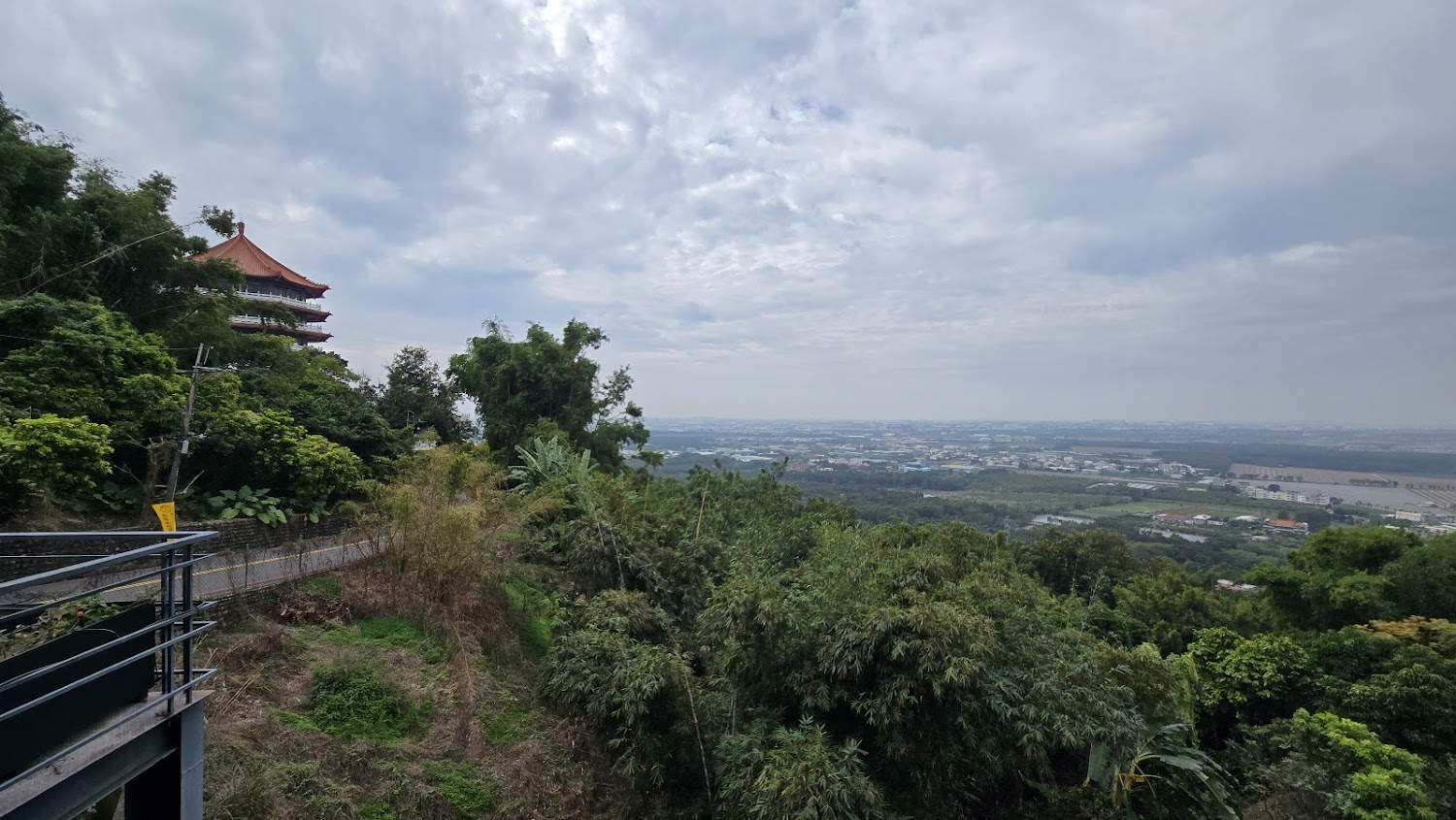 位於山上的中式樓閣建築與大片平原景觀