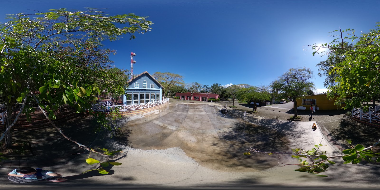 初鹿牧場廣場360度全景，藍白色建築、紅色穀倉和遊客區