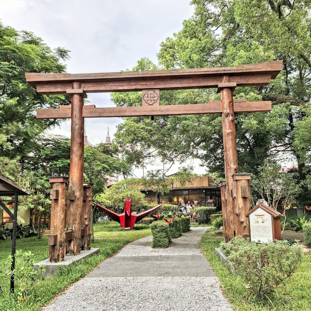 鳥居與大型紙鶴裝置的庭園景觀