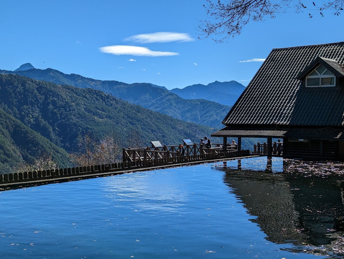 山脈藍天木屋與水池倒影景色