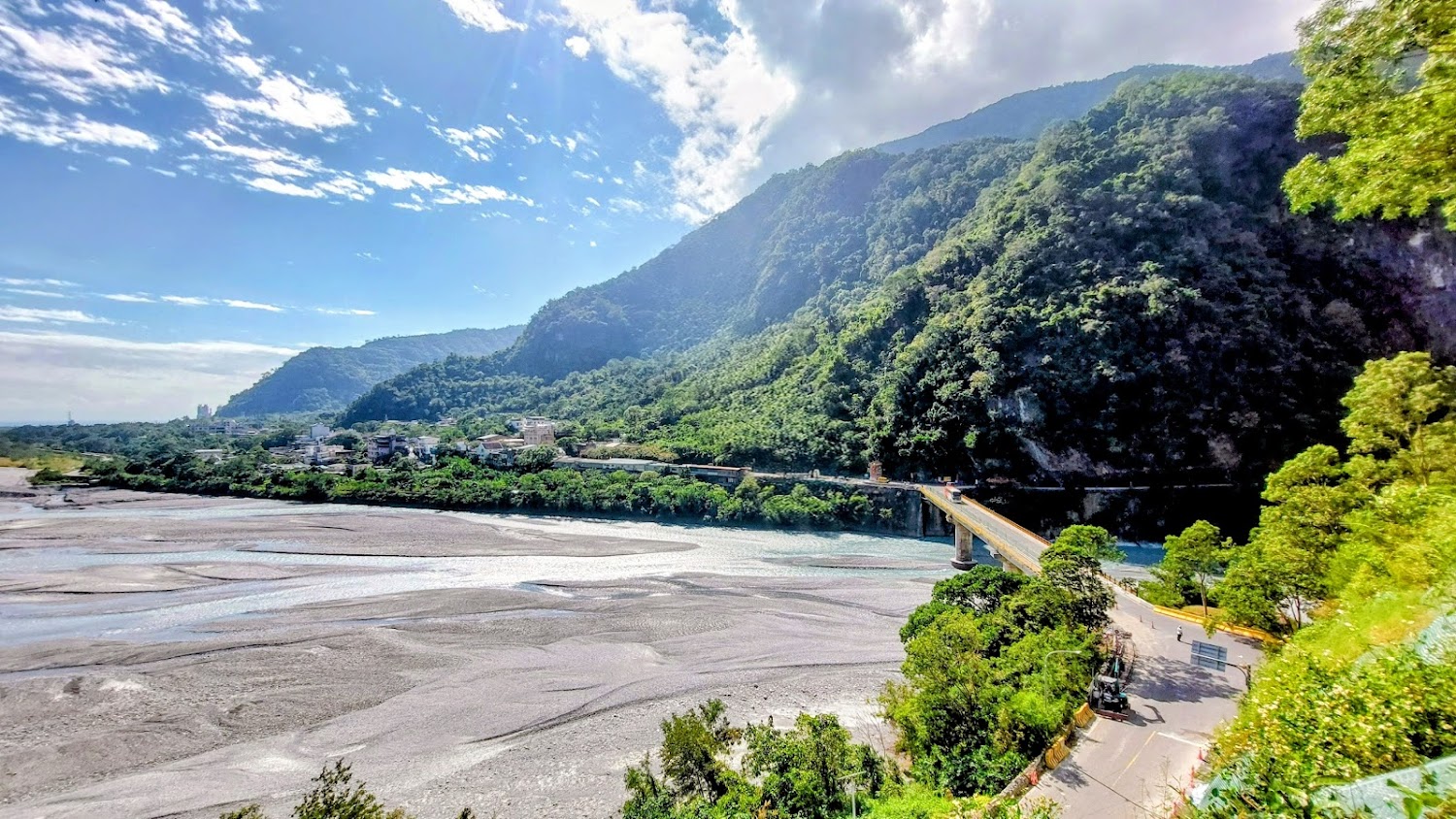 太魯閣台地步道遠望橋樑與山谷