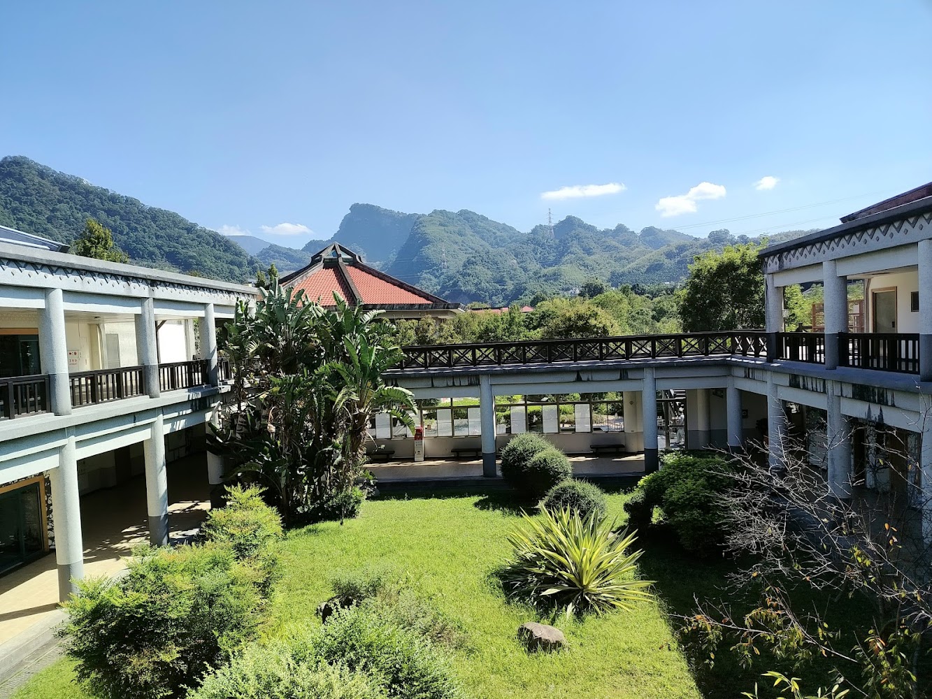 雪霸國家公園管理處中庭與山景