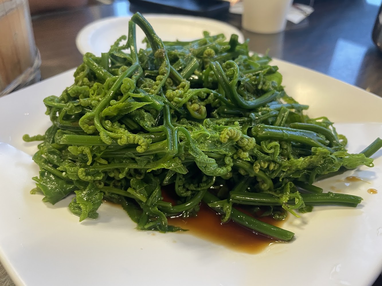 一盤涼拌過貓，搭配醬油調味，色澤清新鮮綠