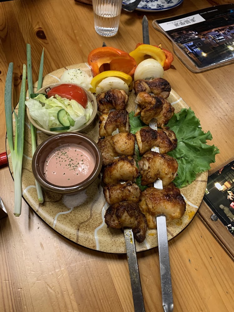 精緻擺盤的烤雞肉串與沙拉醬料