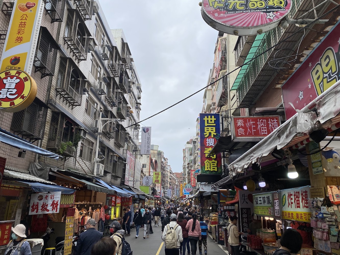 淡水老街熱鬧街景與招牌美食街道