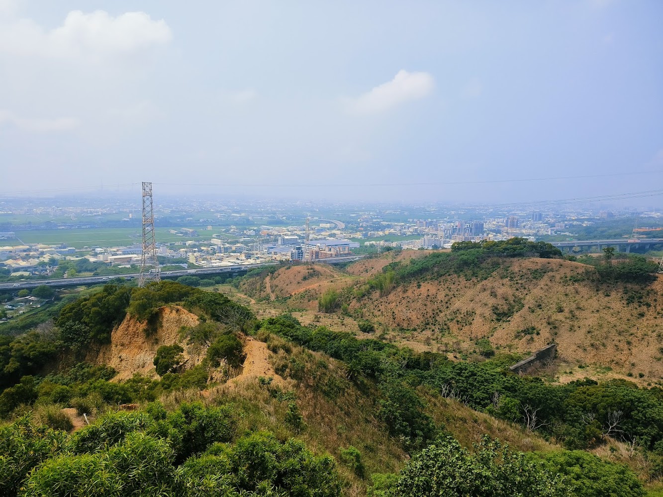 南寮登山步道高處展望與丘陵農田景色