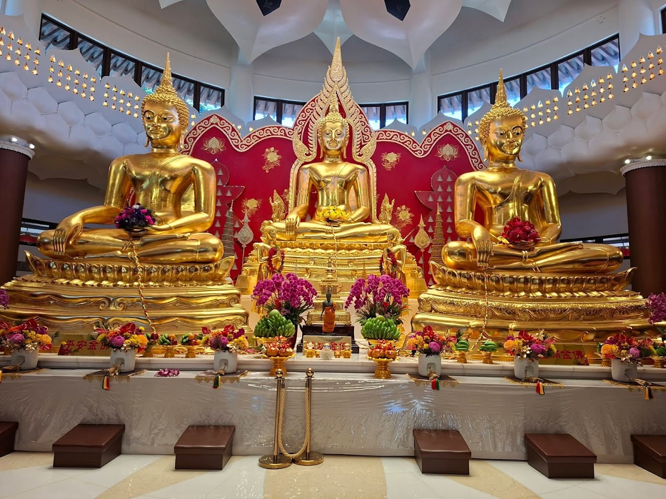 靈鷲山聖山寺三尊金佛