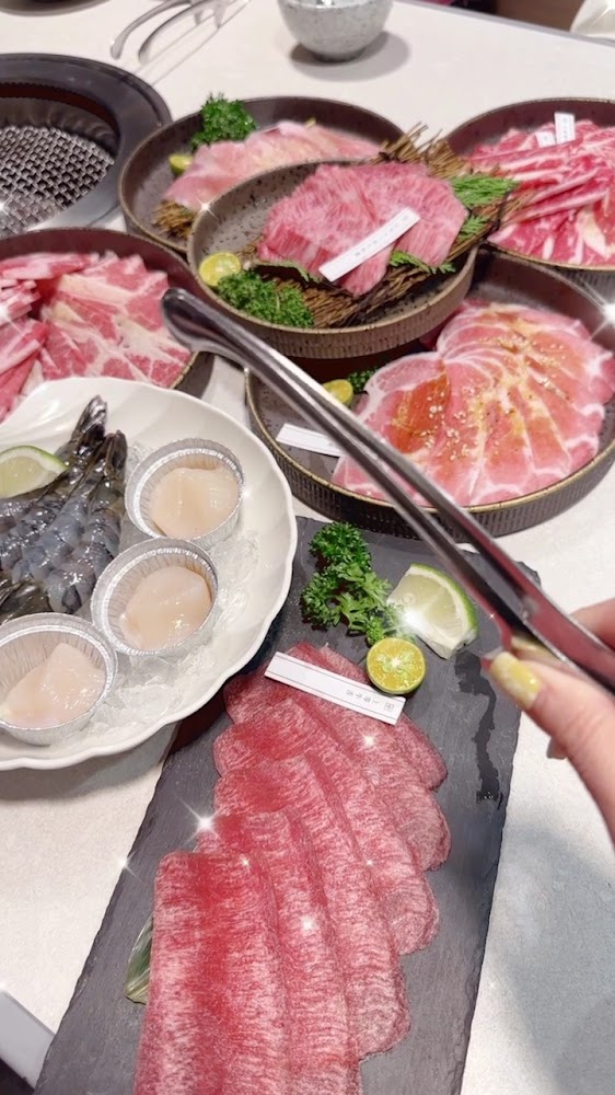 和牛豬肉蝦子干貝食材拼盤
