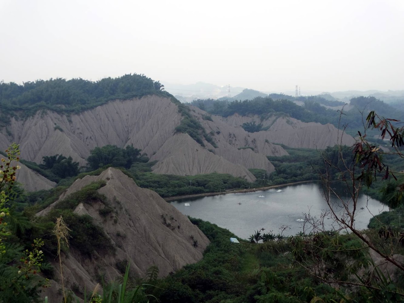 燕巢月世界山丘與湖泊相映景色
