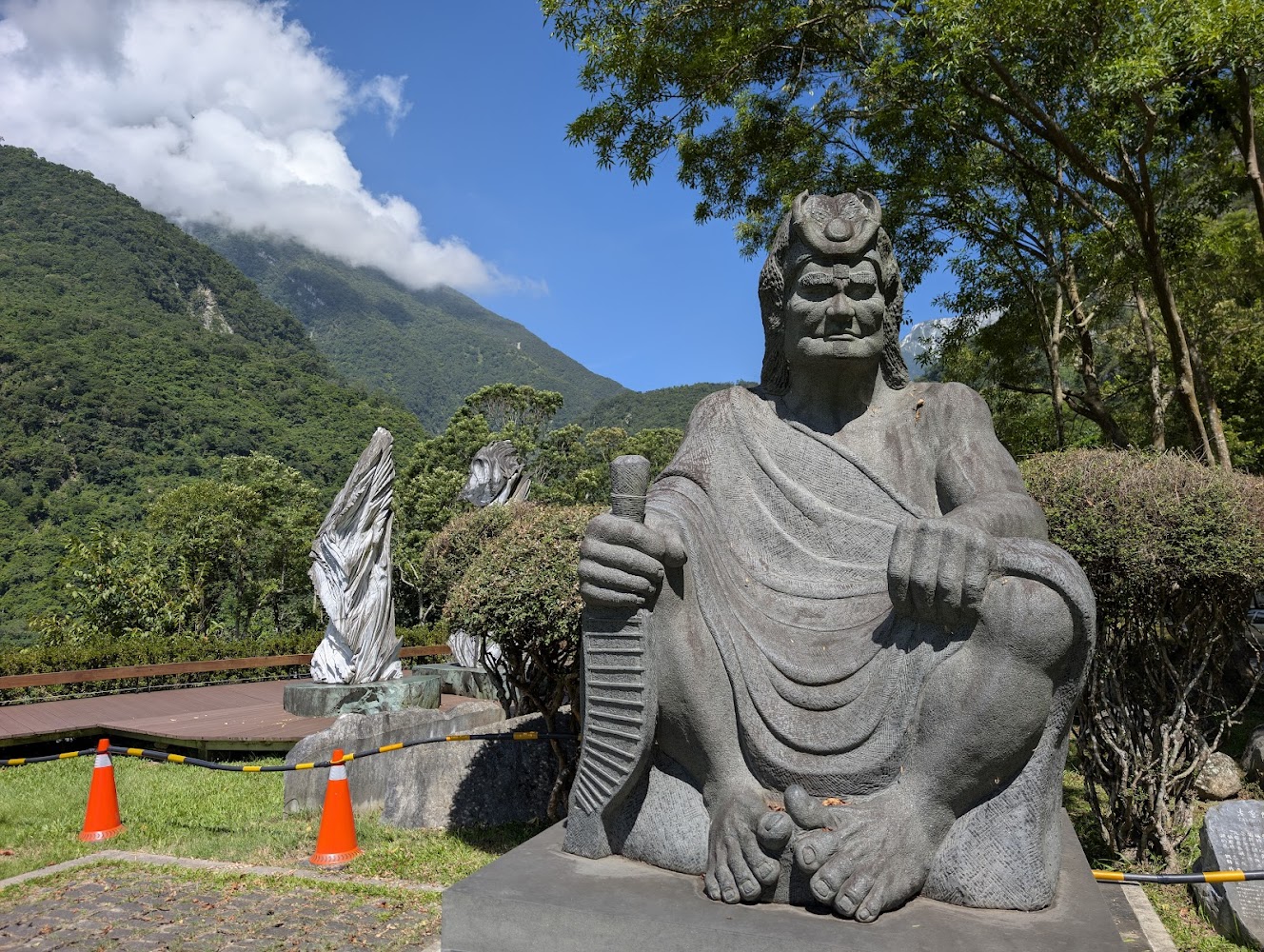 太魯閣遊客中心戶外石雕佛像與周邊山景