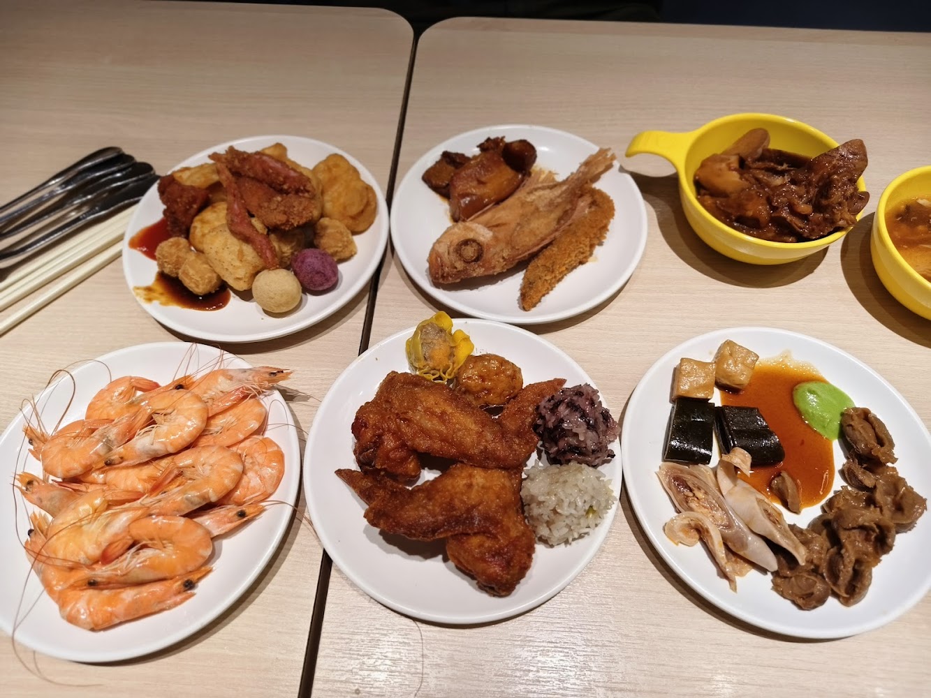 我家牛排林口A9旗艦店自助餐檯有蝦雞翅炸魚滷味與紅燒肉