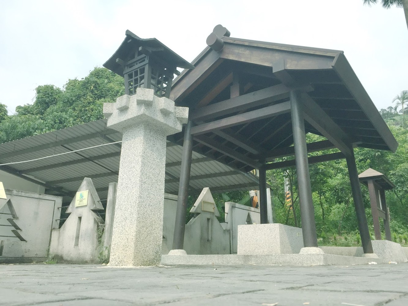 日式風格涼亭與石燈籠遺構