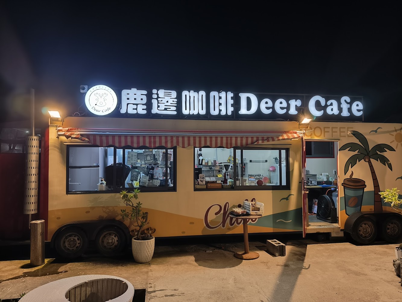 鹿邊咖啡餐車外觀與明亮招牌