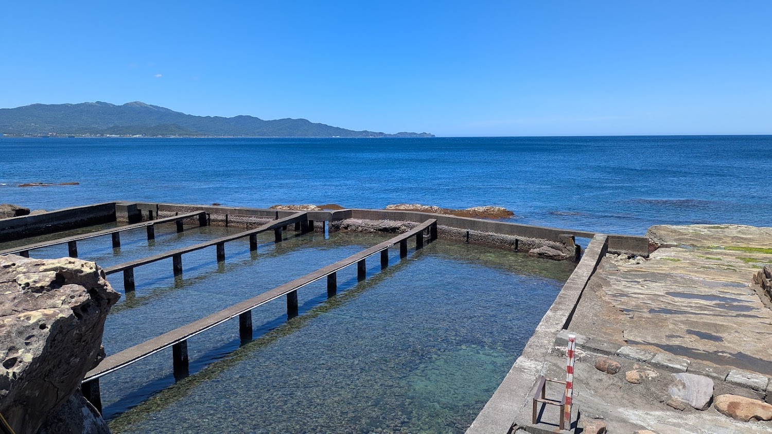 海邊天然海水養殖池景色