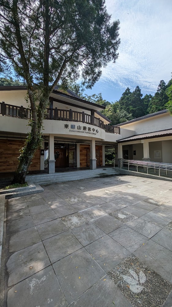 東眼山遊客中心建築外觀與藍天