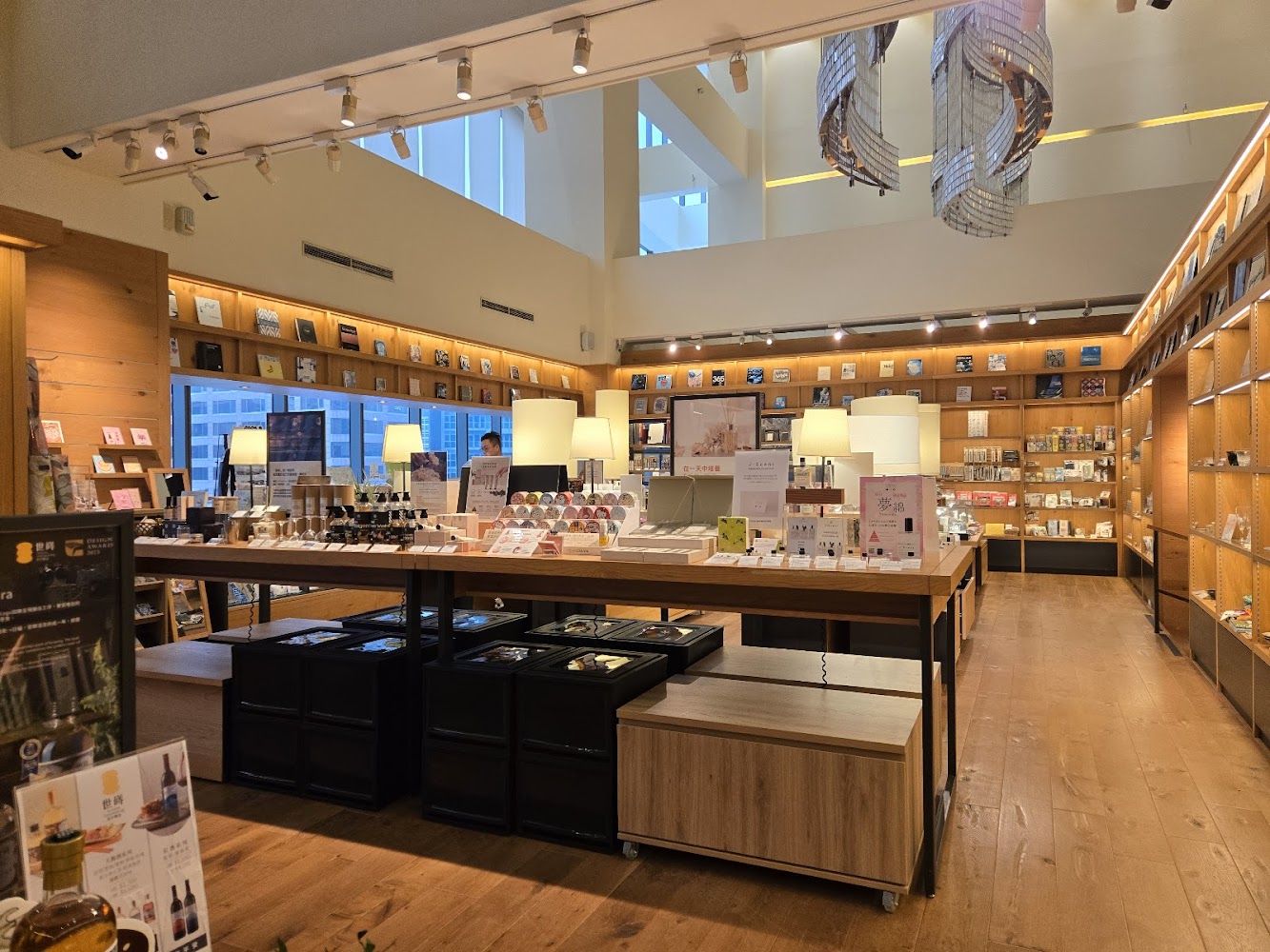 蔦屋書店信義店現代設計感貨架與生活選物