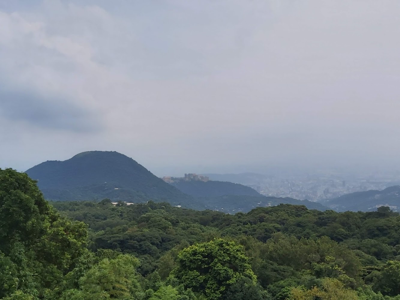 猴崁湖田國小步道周邊的翠綠山景