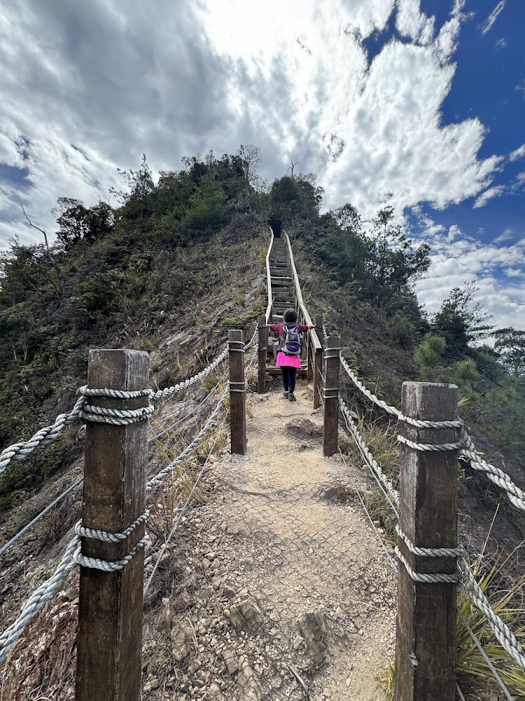 白毛山陡上階梯與繩索路段