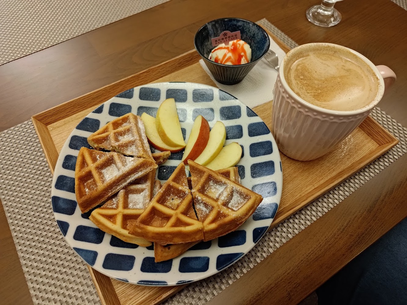 萬利露華咖啡館鬆餅拿鐵與冰淇淋