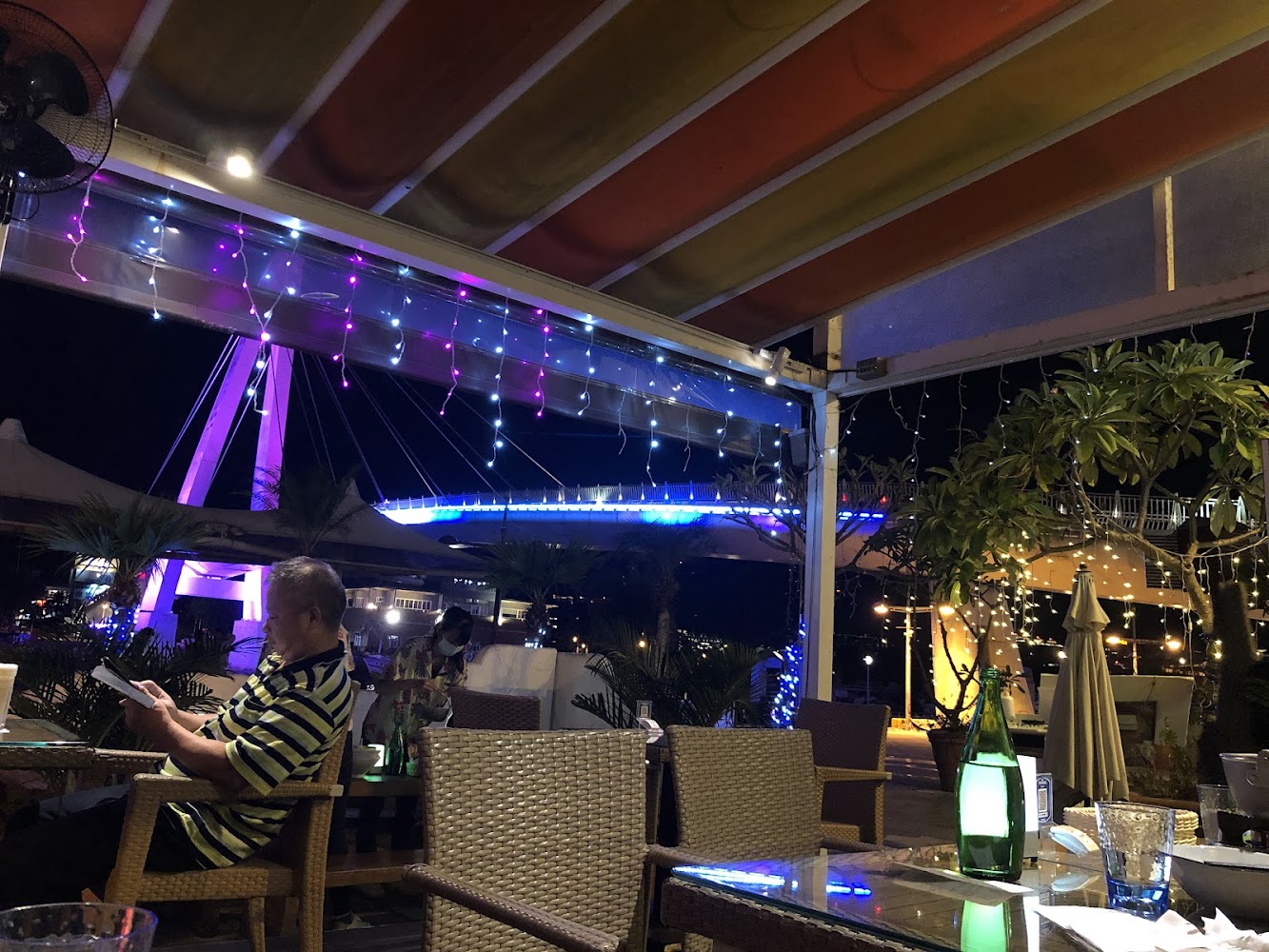 漁人水岸四季景觀餐廳夜間戶外座位與彩燈