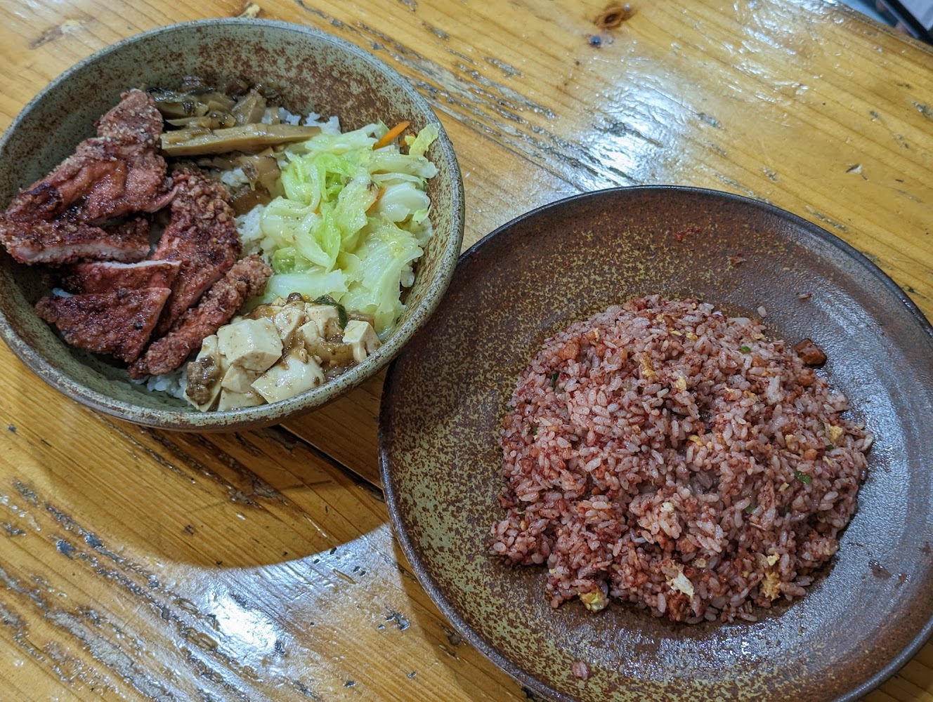 豬排便當搭配炒飯台式家常風格
