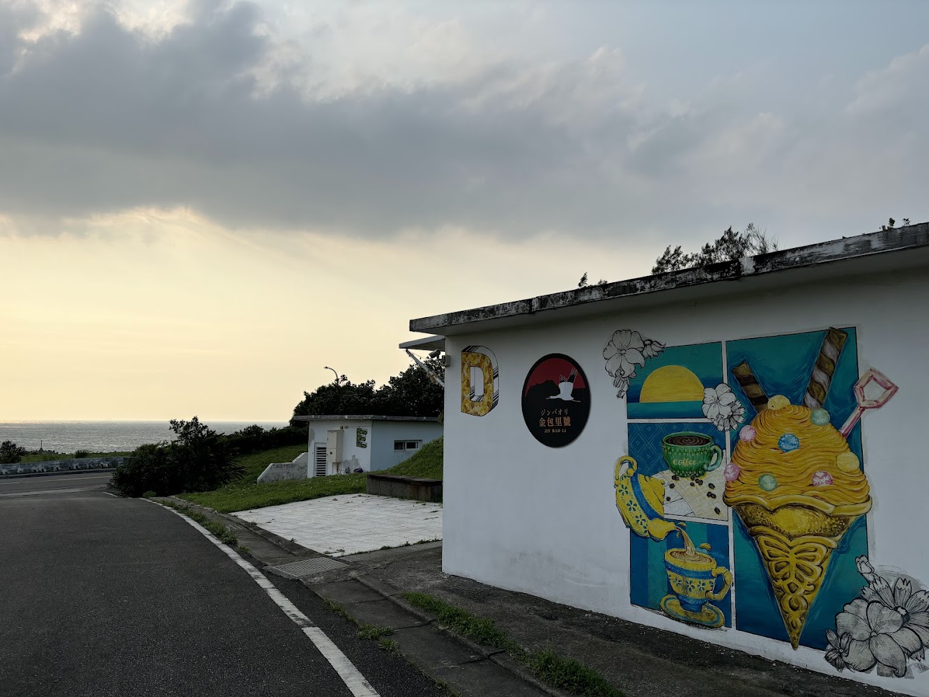 彩繪冰淇淋建築與傍晚海岸