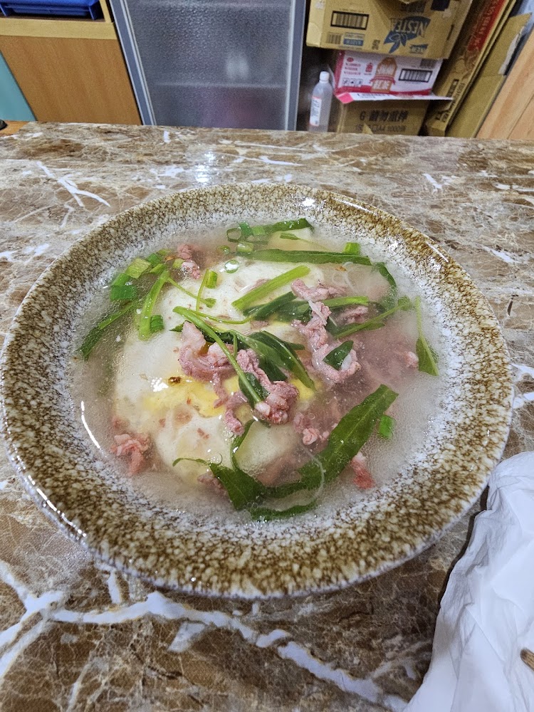 一碗牛肉湯裡面有牛肉片與蔥段