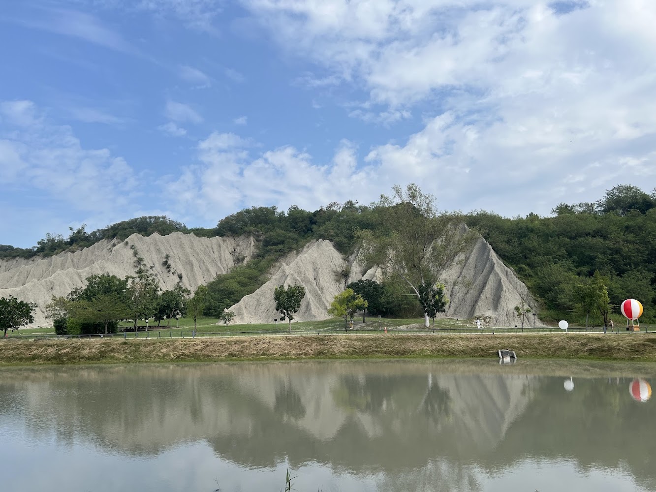 燕巢月世界湖泊倒映山景與草地景觀