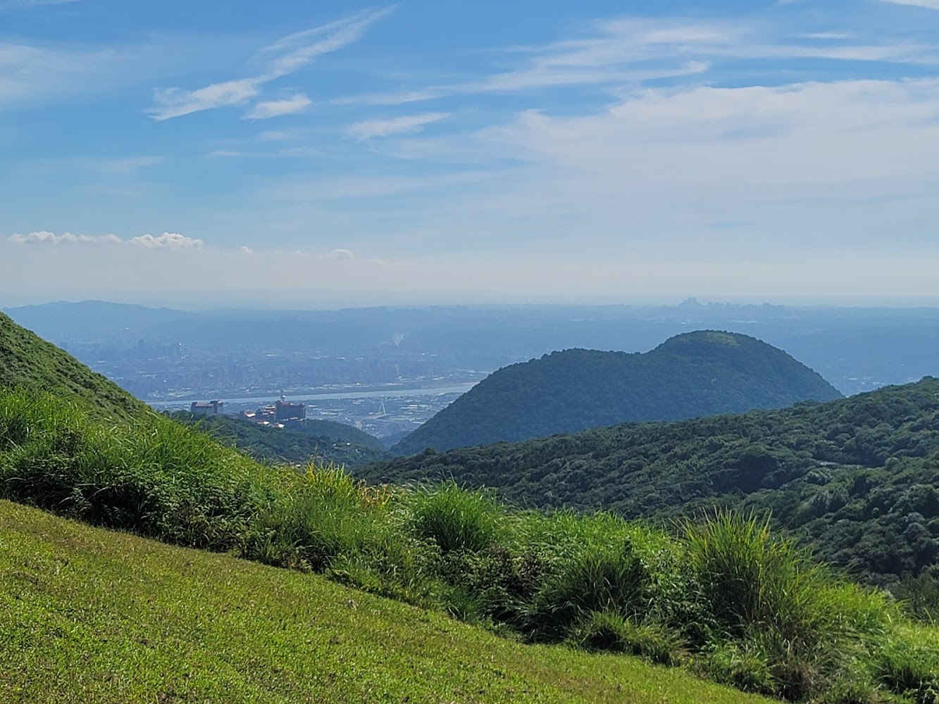 擎天崗環形步道遠眺城市與山景