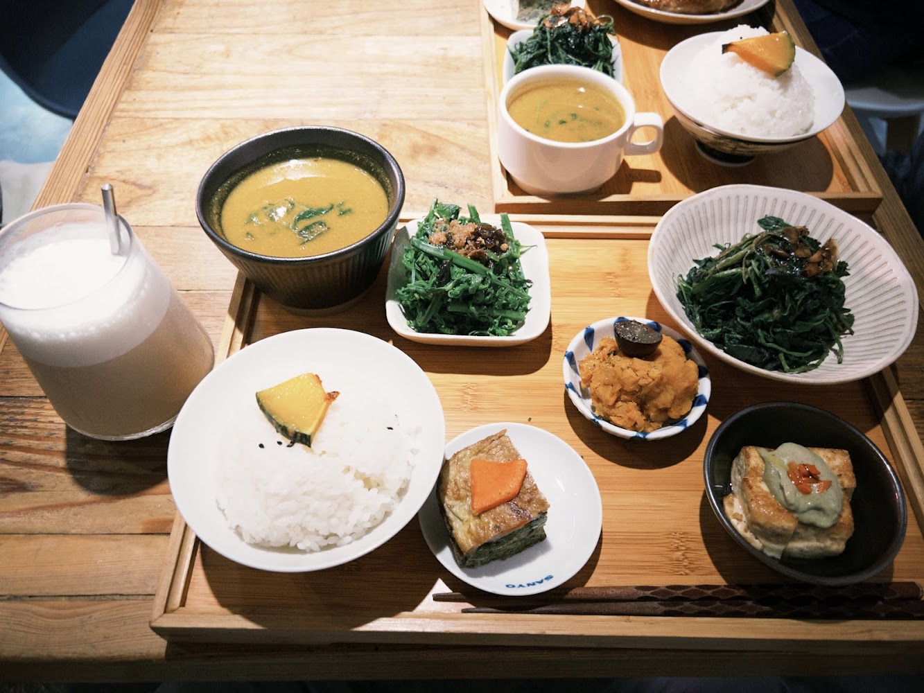 豐富日式定食套餐含味噌湯與配菜