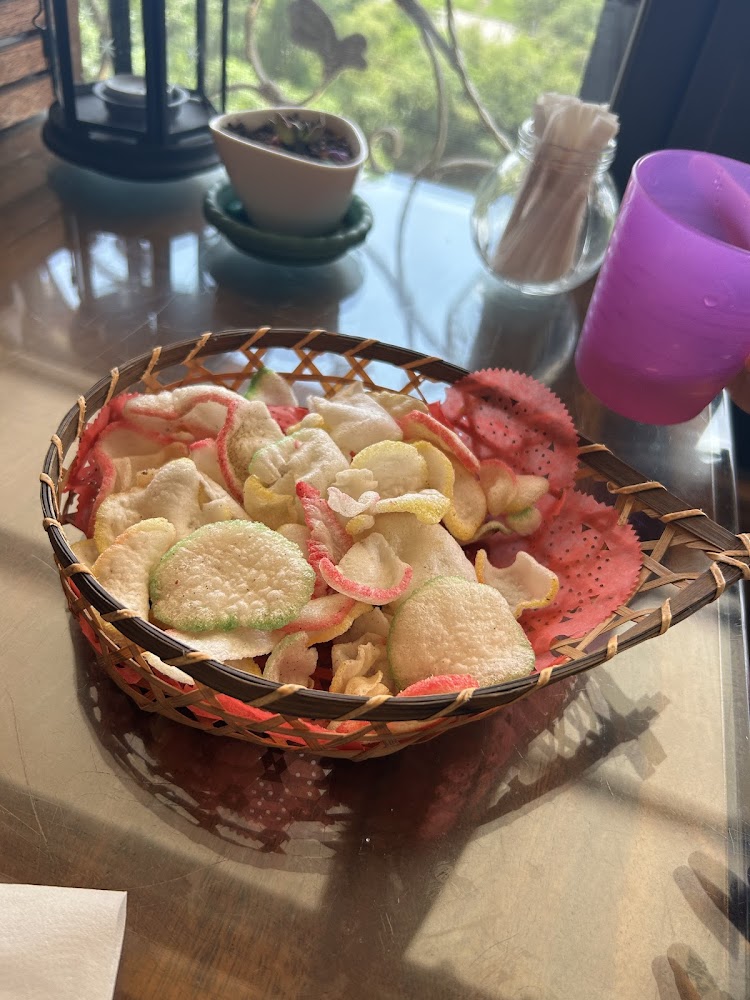 峇六景觀餐廳提供的彩色蝦餅前菜