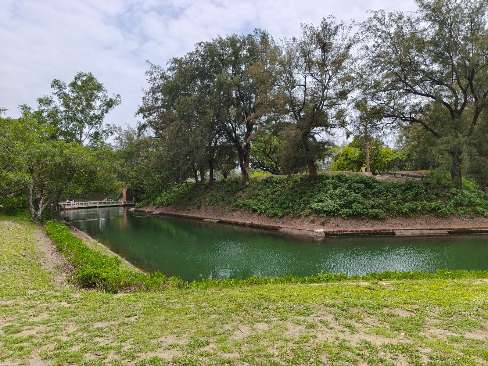台南億載金城護城河兩岸草地與樹木的寬闊景色