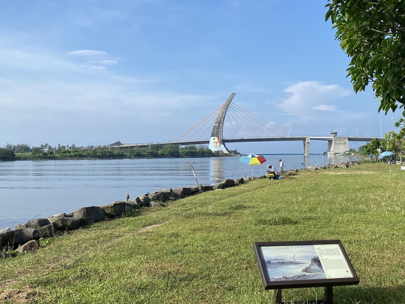 大鵬灣現代化大橋與河岸草地