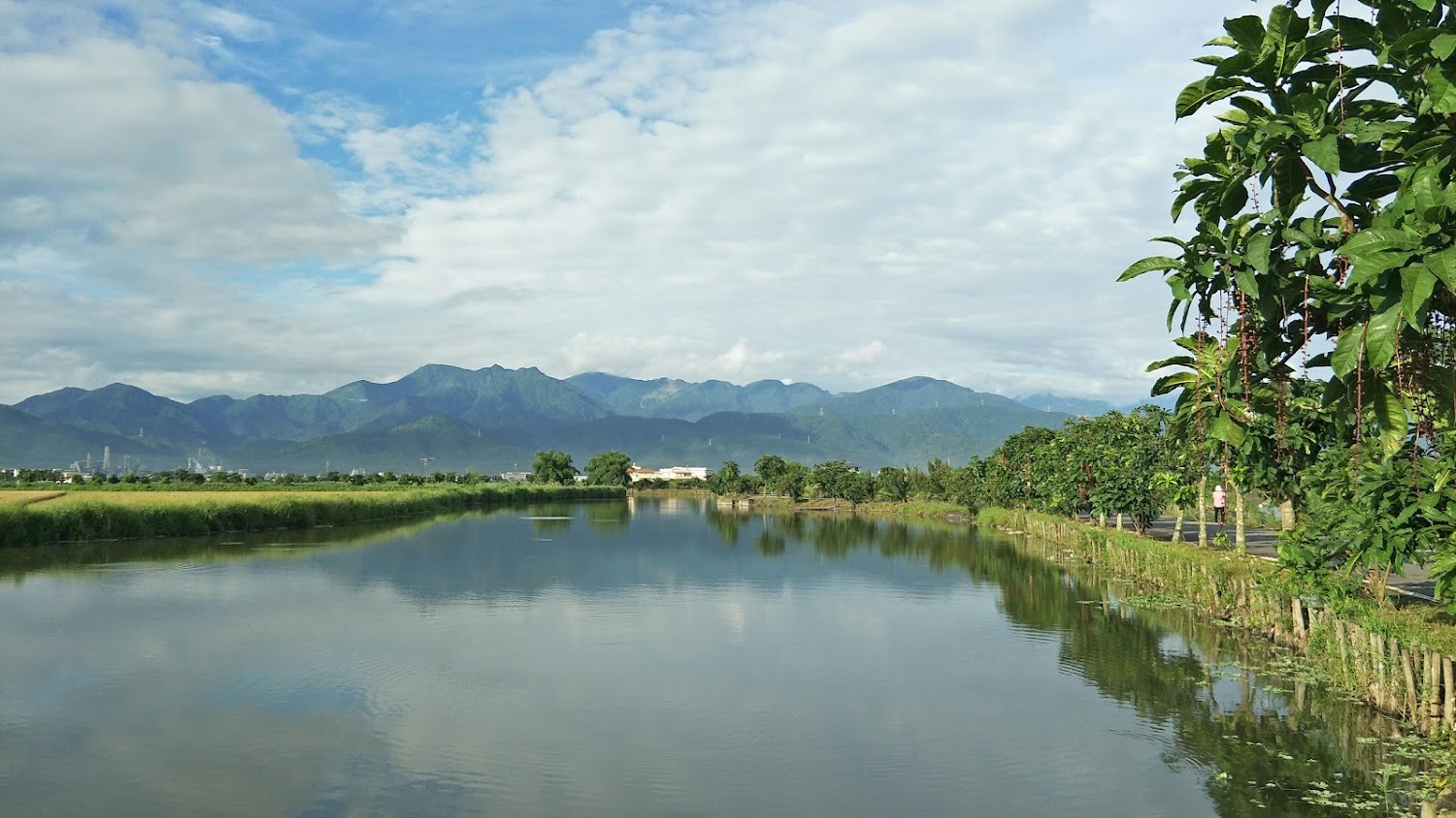 五十二甲溼地湖泊與藍天山景
