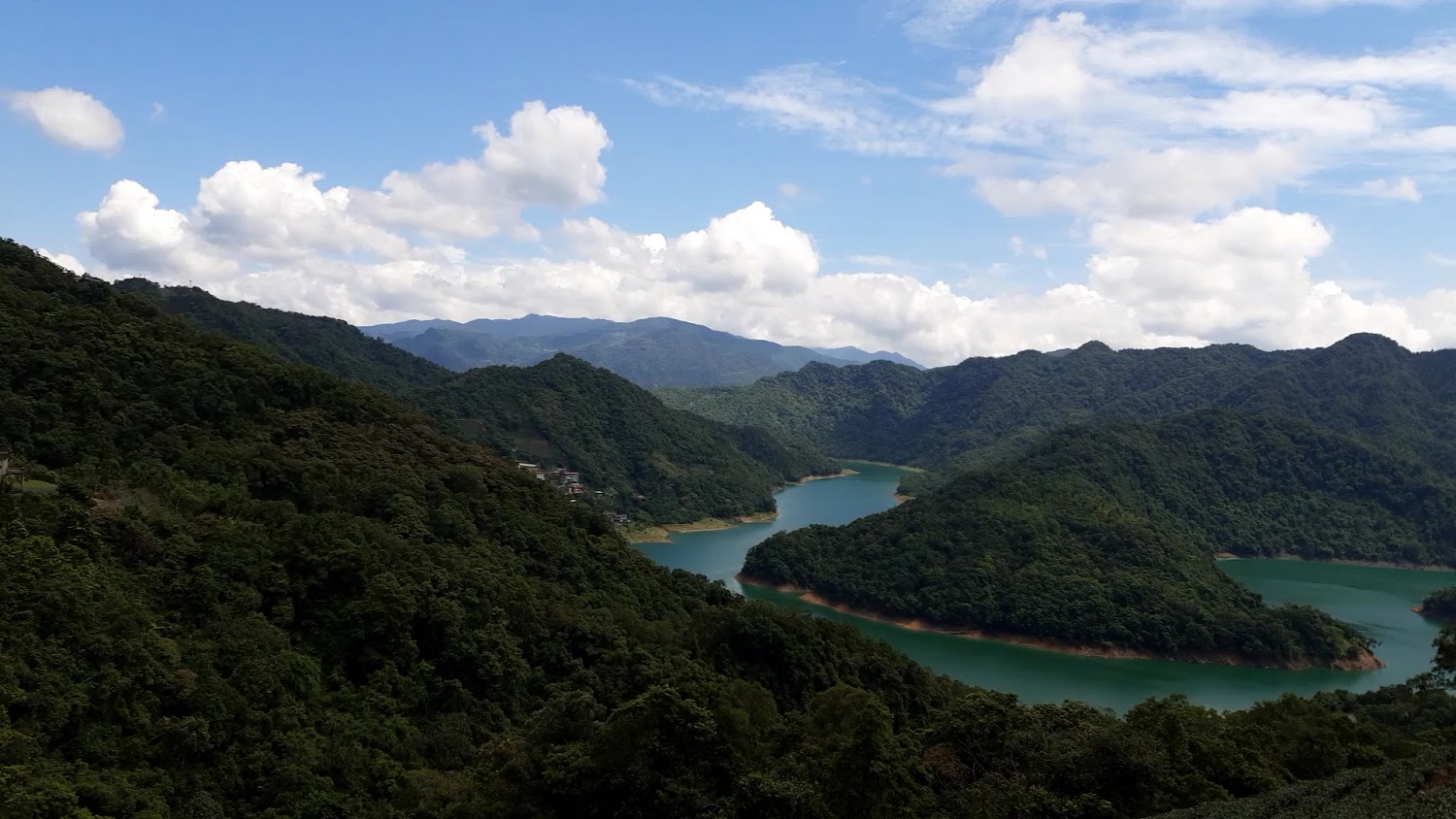 土虱頭觀景臺綠意山脈與蜿蜒湖水