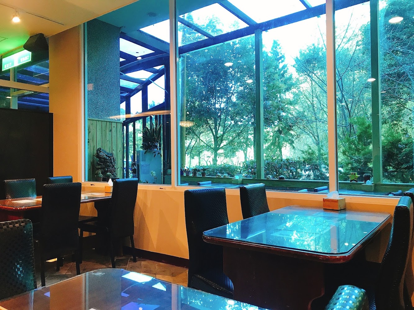 溪頭夏緹飯店餐廳與窗外綠景