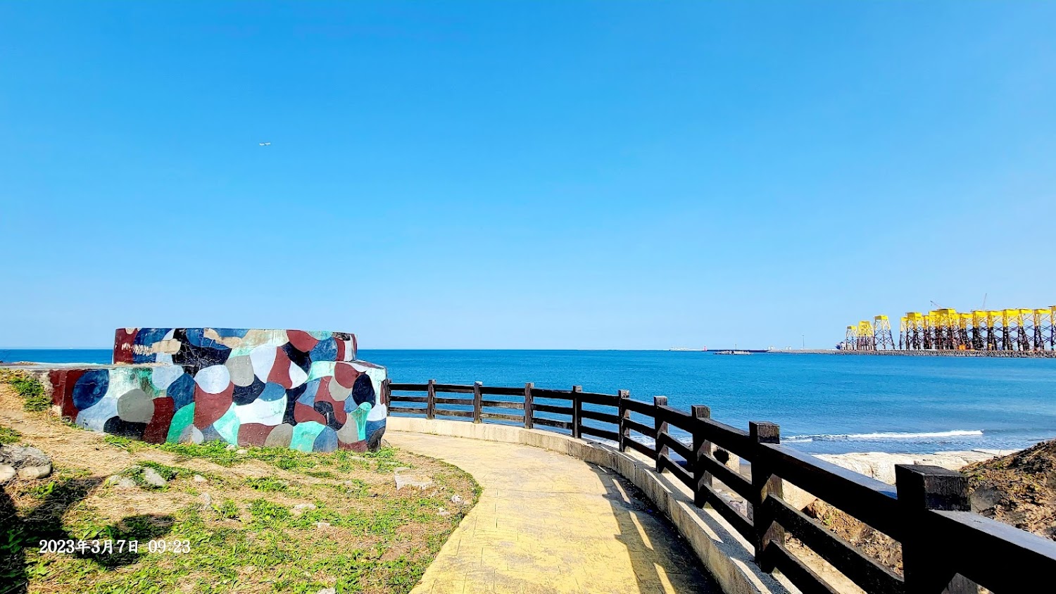 彩繪碉堡、沿海步道與壯闊海景