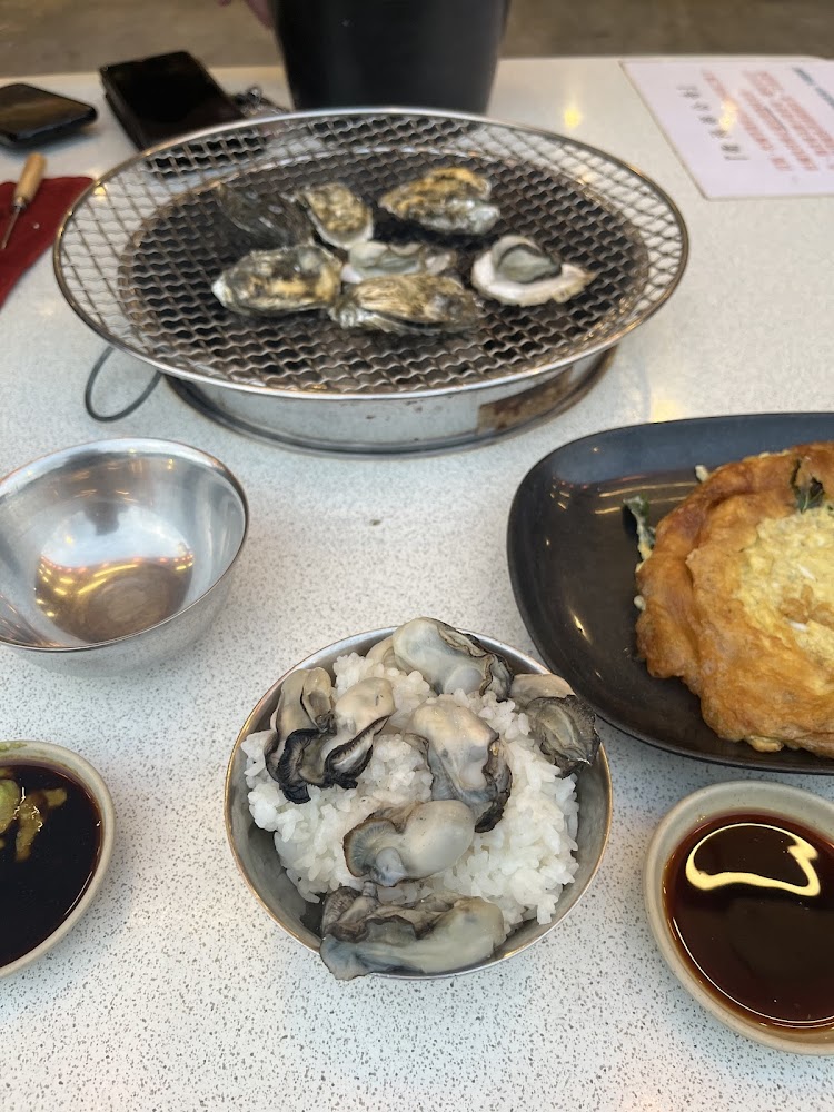 桌上有炭烤生蠔、蠔飯與蛋料理