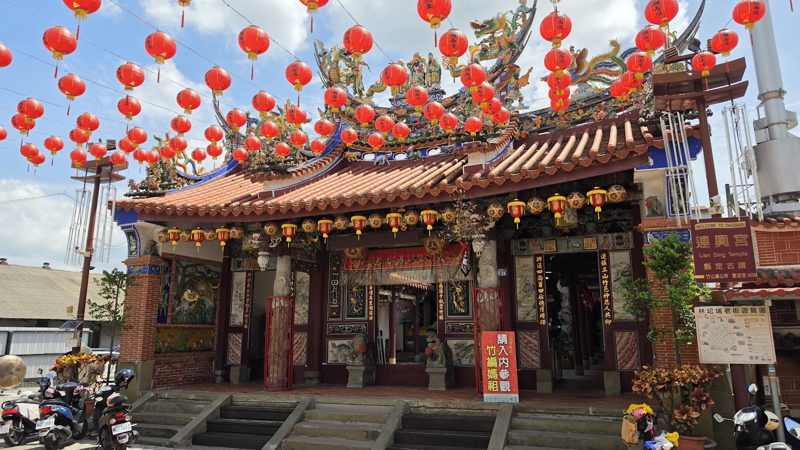 竹山連興宮廟宇正面,廟前滿掛紅燈籠,節慶氣氛濃厚
