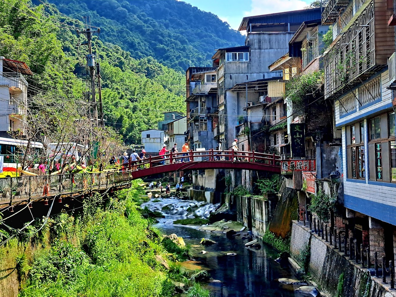 石碇老街溪流紅橋與山城景色
