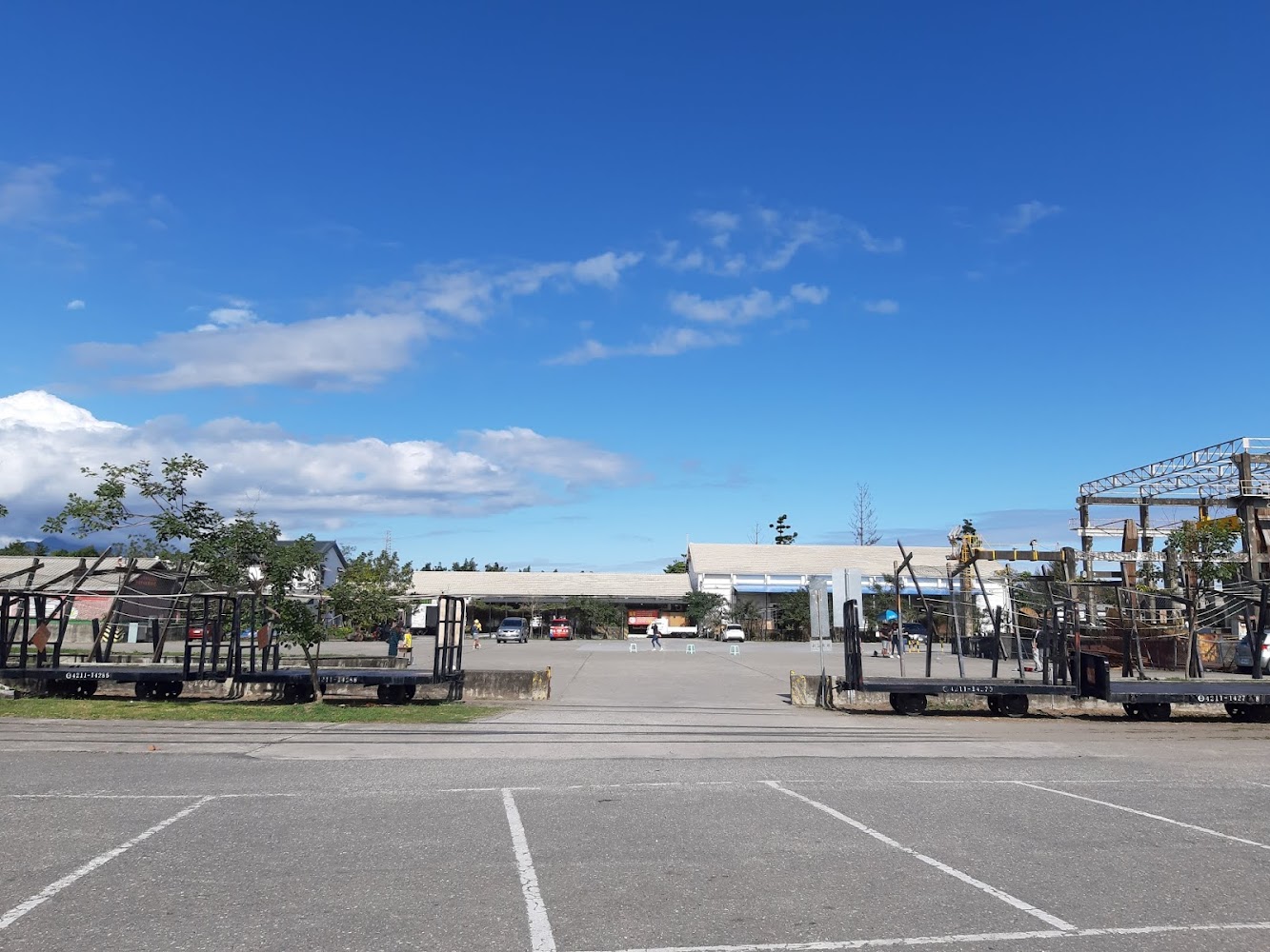 開闊停車區與舊鐵道場景