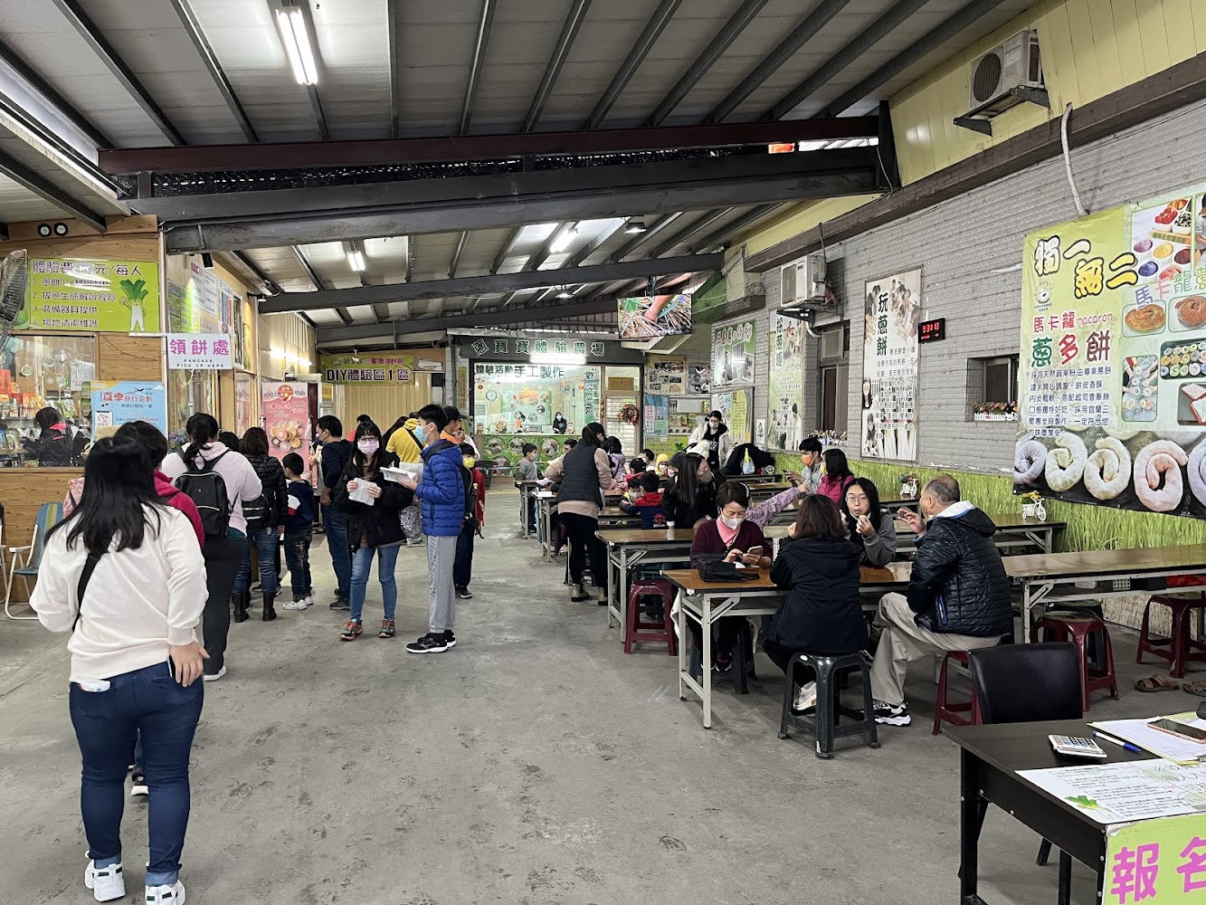 室內手作教室裡有許多人排隊領材料，準備DIY