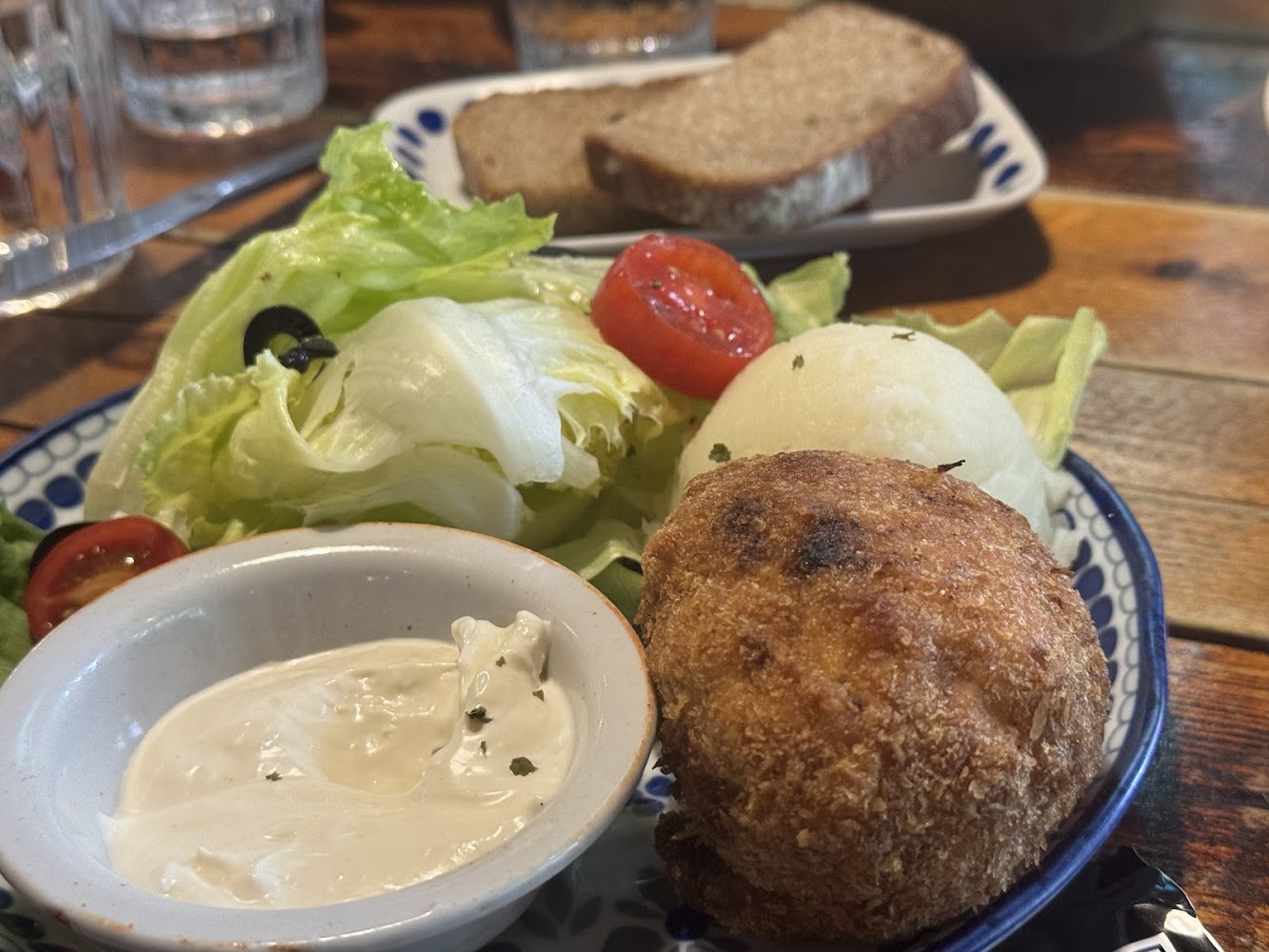 西式餐盤包含炸可樂餅馬鈴薯泥與生菜沙拉