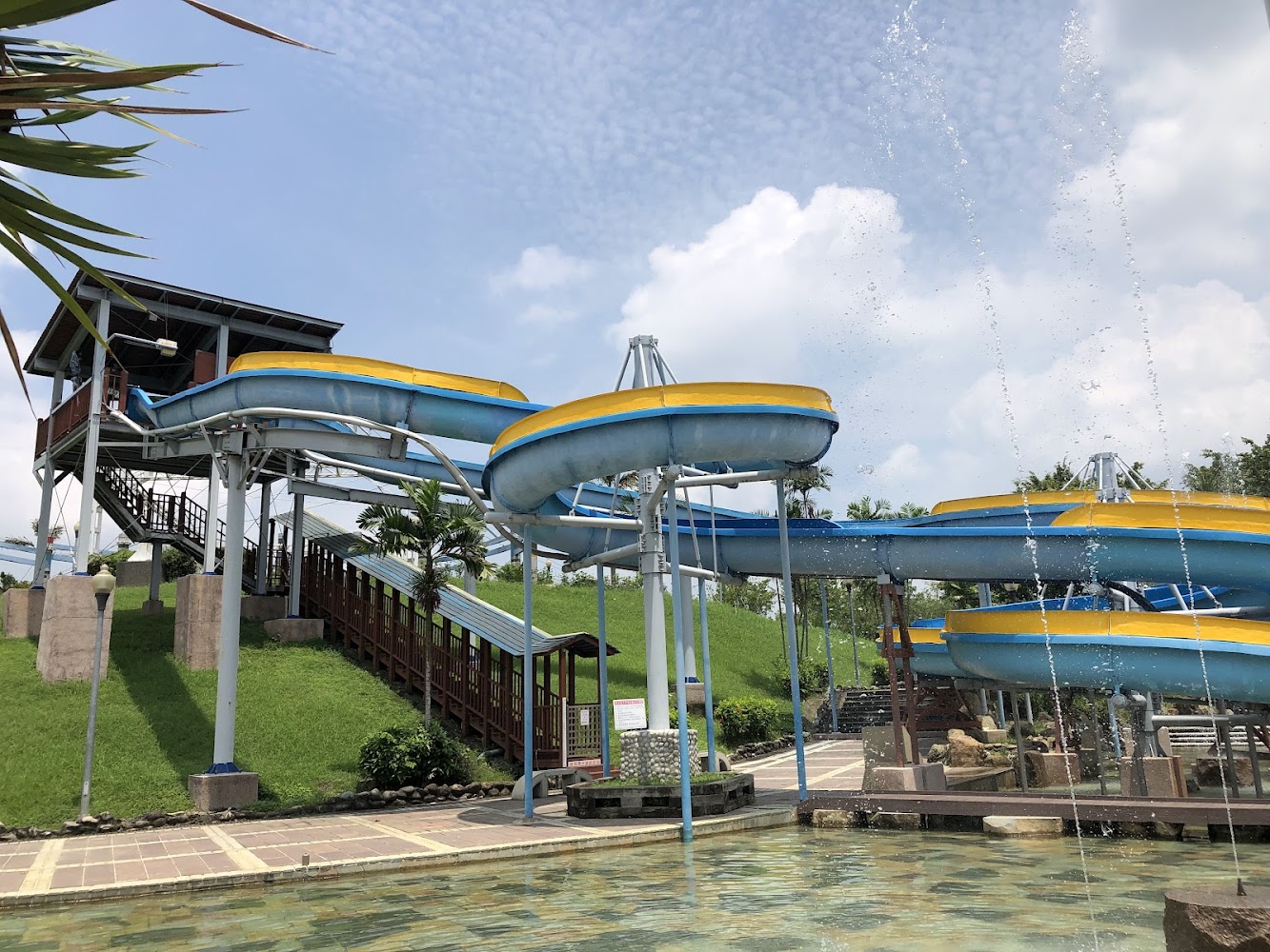 烏山頭水庫親水公園滑水道與前方淺水池